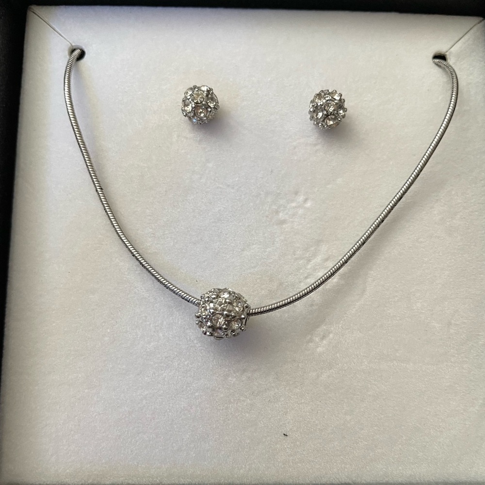 Necklace earrings set